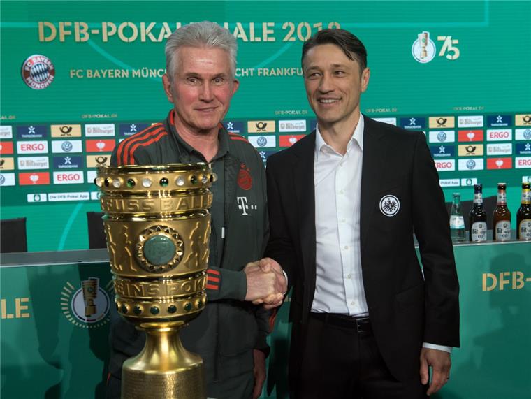 Objekt der Begierde: Jupp Heynckes (links), Trainer des FC Bayern München, und Niko Kovac, Trainer von Eintracht Frankfurt, posieren vor dem Pokal.