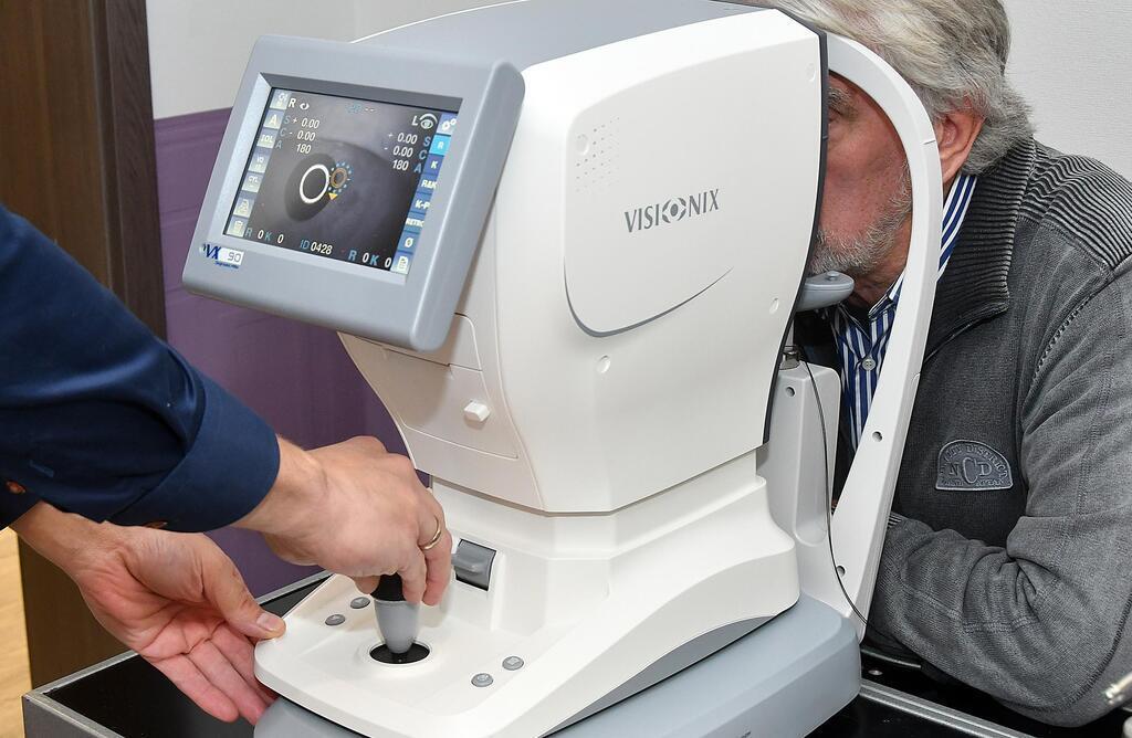 Objektive Augenglasbestimmung mit dem Autorefraktometer.