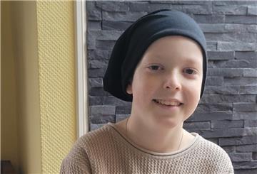 Obwohl der Zwölfjährige sich schon seit gut einem halben Jahr regelmäßig Chemotherapien unterziehen muss, das Lächeln hat er nicht verloren.