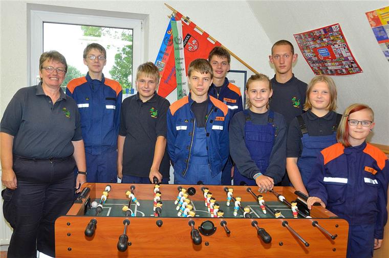 Jugendfeuerwehr Spieka mit Nachwuchssorgen Obwohl die Mädchen und Jungs der Jugendfeuerwehr Spieka zusammen mit Jugendwartin Heike Holst (links) tolle Sachen unternehmen, interessieren sich immer weniger Jugendliche für die Feuerwehr.