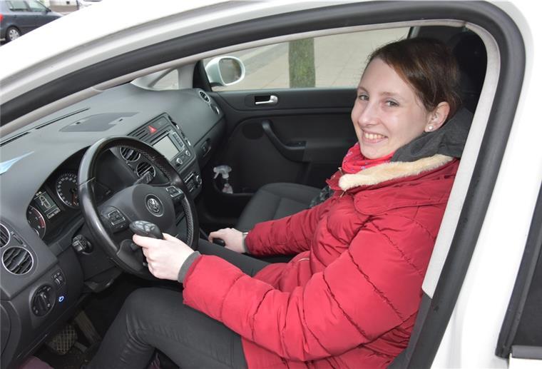 Das Gefühl der Freiheit: Autofahren mit Handicap Eine Frau sitzt in einem Auto.