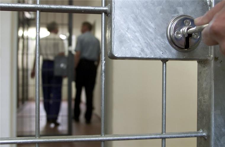 Gericht muss angeklagte Bulgaren freilassen Plötzlich öffnen sich die Knasttüren: Obwohl sie wegen schwerer Verbrechen angeklagt sind, mussten zwei Bulgaren aus Bremerhaven jetzt freigelassen werden. Sie saßen zu lange in der Untersuchungshaft.