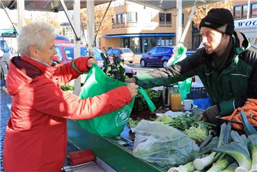 Öko-Gärtner Torsten Brunkhorst freut sich, wenn die Zevener Kunden ihre eigene Plastiktüte zum Einkauf auf dem Wochenmarkt mitbringen.