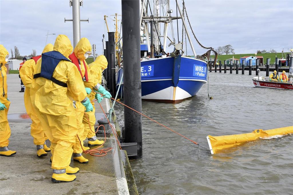 Ölsperren sorgen im Wasser dafür, dass sich das Öl nicht weiter verteilt. Foto: ...