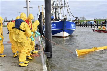 Ölsperren sorgen im Wasser dafür, dass sich das Öl nicht weiter verteilt. Foto: ...