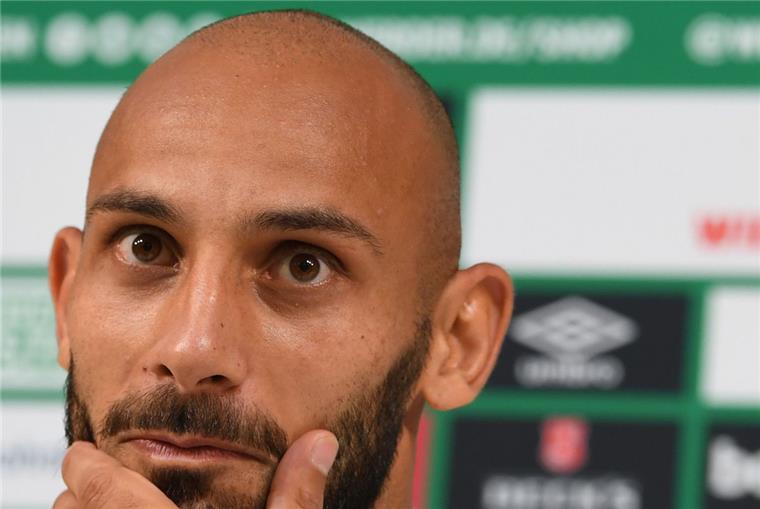 Was ist nur mit Werder-Verteidiger Toprak los? Ömer Toprak - derzeit Sorgenkind beim SV Werder Bremen.