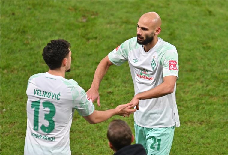 Werder bangt vor Pokalspiel um zwei Leistungsträger Rheinland-Pfalz, Mainz: Fußball: 1. Bundesliga, FSV Mainz 05 - Werder Bremen, 13. Spieltag im Stadion Opel Arena. Bremens Ömer Toprak (r) hat sich verletzt und wird durch Bremens Milos Veljkovic ausgewechselt.