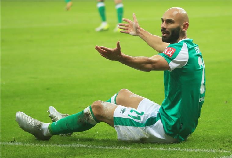 Ömer Toprak nimmt bei Werder Einzelunterricht Fußball: Bundesliga, Bayer Leverkusen - Werder Bremen, 15. Spieltag in der Bay Arena. Bremens Ömer Toprak sitzt am Boden.