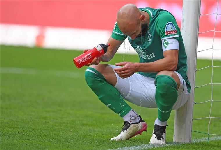 Toprak will noch nicht über neuen Vertrag sprechen Werders Ömer Toprak hockt am Boden