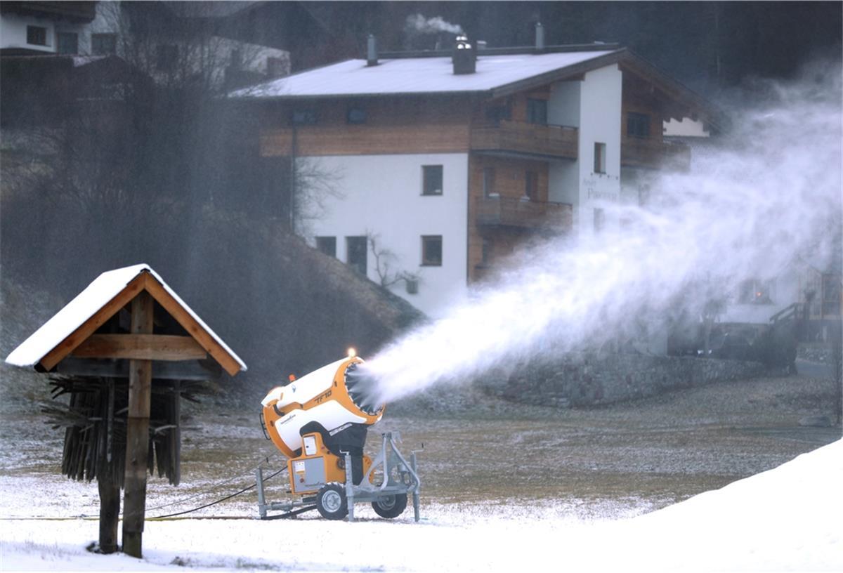 Eine Schneekanone sprüht Kunstschnee. 