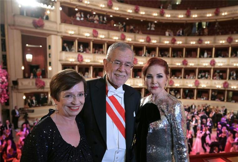 Österreichs Bundespräsident Alexander Van der Bellen und seine Frau Doris Schmidauer (l) posieren mit Priscilla Presley für Fotos.