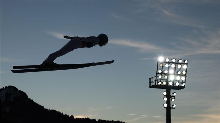 Österreichs Skispringerinnen verzichten nach dem Sturz ihrer Landsfrau Eva Pinkelnig auf den Großschanzenwettbewerb. (Archivbild) 