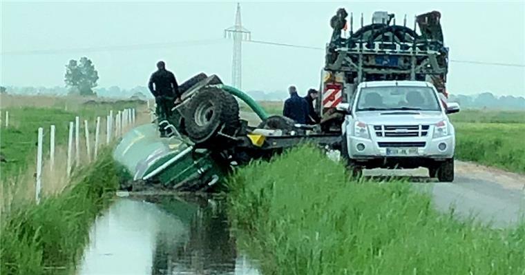 Bremerhaven: Güllefass rutscht kopfüber in Graben Östlich der A27 ist in Bremerhaven ein Güllefass in den Graben gerutscht.