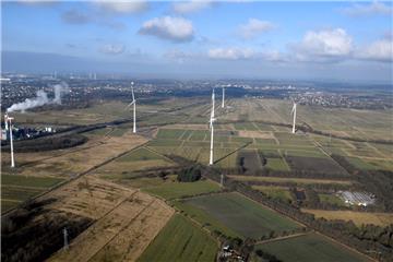 Östlich der Autobahn stehen auf Bremerhavener Gebiet  insgesamt sechs Windenergieanlagen. In diesem Jahr soll ein Neues dazu kommen. 
