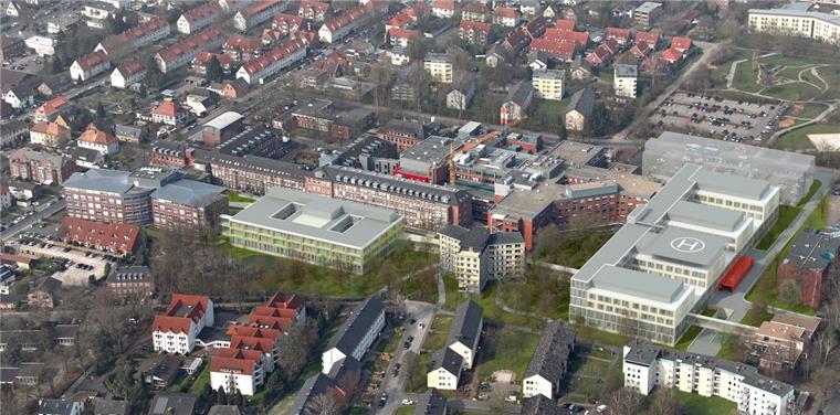 Klinikum Oldenburg investiert bis 2030 insgesamt 163,5 Millionen Euro Östlich vom Hauptgebäude des Klinikums Oldenburg (rechts im Bild) entsteht ein Neubau, in dem unter anderem die zentrale Notaufnahme und Operationsräume untergebracht werden. Angeschlossen an die Kinderklinik wird das Perinatalzentrum entstehen (Bildmitte).