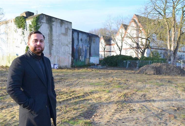 Özgür Gezer bereitet das Grundstück Wurster Straße in Bremerhaven-Lehe für ein Wohnbauprojekt vor.