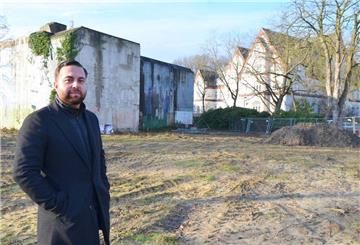 Özgür Gezer bereitet das Grundstück Wurster Straße in Bremerhaven-Lehe für ein Wohnbauprojekt vor.