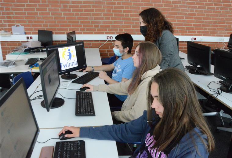 „eTwinning“: IGS Zeven setzt auf digitale Partnerschaft Özlem Meyer (stehend) hat zu Beginn des zweiten Schulhalbjahres das „eTwinning“ an der IGS Zeven eingeführt. Der Kurs ist ein freiwilliges Angebot im Rahmen des Ganztags.
