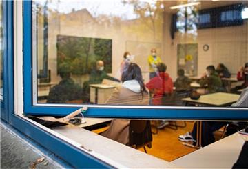 Offene Fenster im Schulunterricht ist nach Überzeugung einiger Experten, die mobile Filtersysteme empfehlen, nicht der Weisheit letzter Schluss.