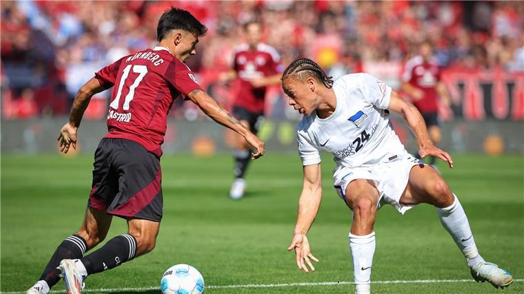 Prestigeerfolg gegen Klose: Fiéls schöne Nürnberg-Rückkehr Offensiv ging wenig bei Nürnberg. Jens Castorp (l) im Kampf mit Herthas Derry Scherhant.