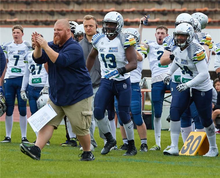 Die Seahawks feiern gegen die Hamburg Pioneers ihren dritten Sieg in Folge Offensiv-Koordinator Marco Monsees klatscht den Seahawks-Footballern Beifall. Das Team bleibt in der Regionalliga auf dem zweiten Tabellenplatz.