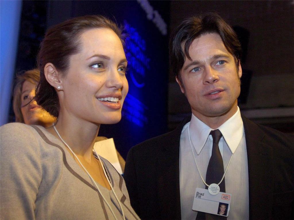 Offiziell wurde das nie bestätigt. Aber nach Medienberichten sind sich Angelina Jolie und Brad Pitt bei Dreharbeiten zu dem Film Mr. & Mrs. Smith näher gekommen. Im Januar 2006 teilte Jolie dann mit, dass sie ein Kind von Brad Pitt erwarte - und bestätigte damit die Beziehung.