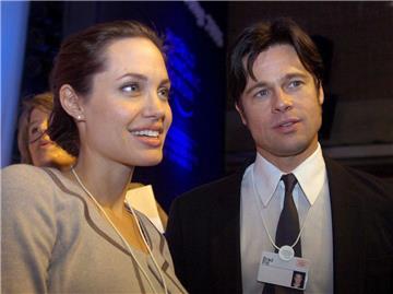 Offiziell wurde das nie bestätigt. Aber nach Medienberichten sind sich Angelina Jolie und Brad Pitt bei Dreharbeiten zu dem Film Mr. & Mrs. Smith näher gekommen. Im Januar 2006 teilte Jolie dann mit, dass sie ein Kind von Brad Pitt erwarte - und bestätigte damit die Beziehung.