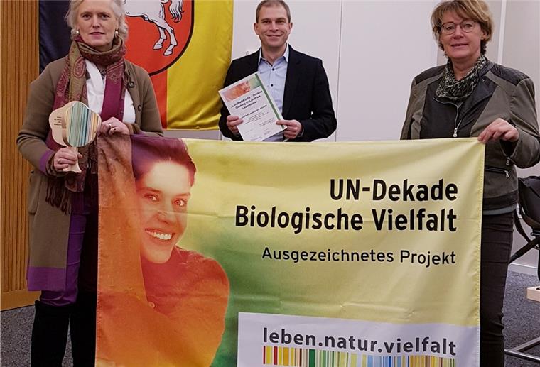 Landpark: Auszeichnung von höchster Stelle Offizielle Übergabe der Auszeichnung „UN-Dekade Biologische Vielfalt“ durch Ministerin Barbara Otte-Kinast (rechts) gemeinsam mit Eike Holsten (MdL, Foto Mitte) an den LandPark Lauenbrück, vertreten durch Geschäftsführerin Katharine von Schiller (links).