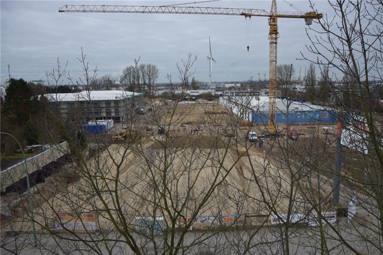Baustart für neuen Edeka in Bremerhaven-Wulsdorf Offizieller Baustart für den neuen Edeka auf dem ehemaligen Warrings-Gelände an der Weserstraße in Bremerhaven war am Mittwoch. Auf der hellen aufgeschütteten Fläche im Vordergrund entstehen Parkplätze. Direkt dahinter wird der Markt gebaut.
