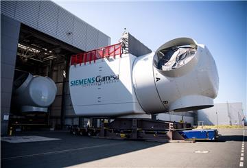 Offshore-Maschinenhäuser für Windkraftanlagen stehen auf dem Werkgelände von Siemens Gamesa in Cuxhaven. 