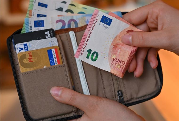 Zugang zu Bargeld muss gesichert werden Oft fehlt es nicht am Geld, aber an Geldautomaten.