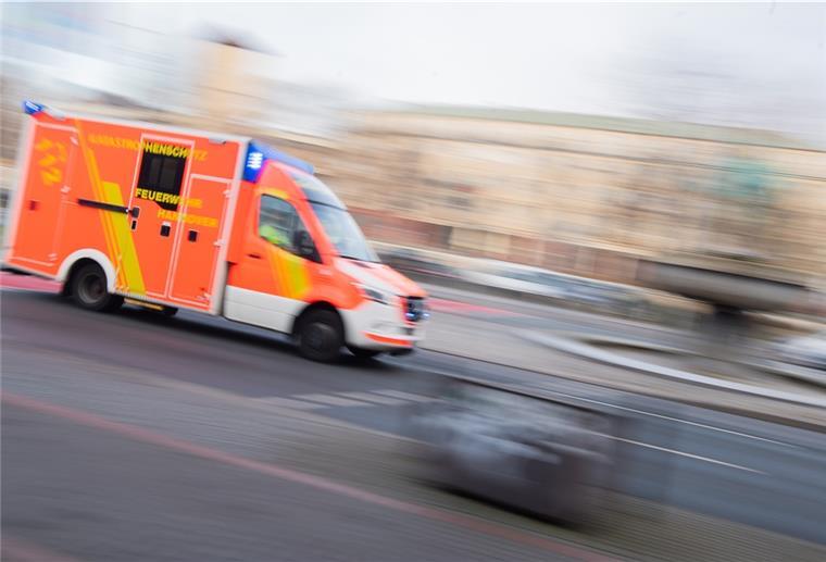 Rettungswagen mit Martinshorn hat Vorrang im Straßenverkehr Oft geht es um Leib und Leben: Einem Einsatzfahrzeug mit Blaulicht und Sirene ist Platz zu machen.