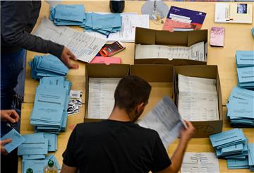 Oft gibt es nicht genug Wahlhelfer. Im Land Bremen sieht das aktuell anders aus.