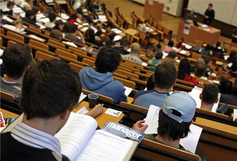 Studieren ohne Abi: Bremen überdurchschnittlich, Niedersachsen mittel Studenten der Wirtschaftswissenschaften sitzen während einer Statistik-Vorlesung in einem Hörsaal.