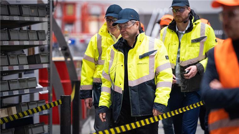 Ohne Ausnahme: Auch Bundeswirtschaftsminister Robert Habeck (vorn) wird bei seinem Besuch in den Produktionshallen von Siemens Gamesa in Cuxhaven mit Schutzbrille, Sicherheitsjacke und Käppi ausgestattet.
