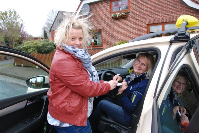 Ohne Auto wäre Nicole Beitlich in Maihausen aufgeschmissen, wenn es das Anrufsammeltaxi nicht gäbe.  Der Bus fährt nur einmal am Tag hin und zurück. Ins Taxi auf Abruf  steigt sie  an der Haltestelle des Verkehrsverbunds Bremen-Niedersachen. Auf der Heimfahrt setzt Fahrerin Roswitha (Rosi) Modersitzki  sie direkt vor ihrer Haustür in Maihausen ab.  