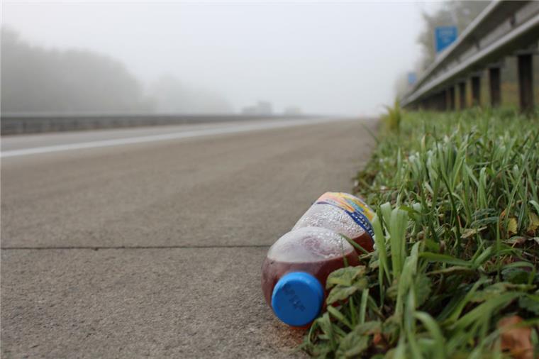 Ohne die Straßenwärter, wäre die A27 übersät von solchen Flaschen. Sie sind gefüllt mit Urin. 