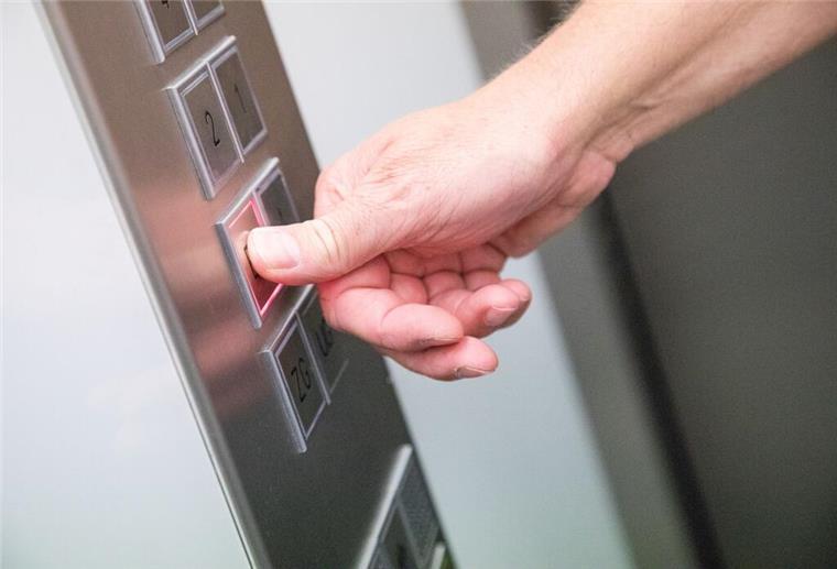 Ohne Essen, ohne Wasser – Rentner 4 Tage im Lift eingesperrt