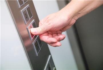 Ohne Essen, ohne Wasser – Rentner 4 Tage im Lift eingesperrt