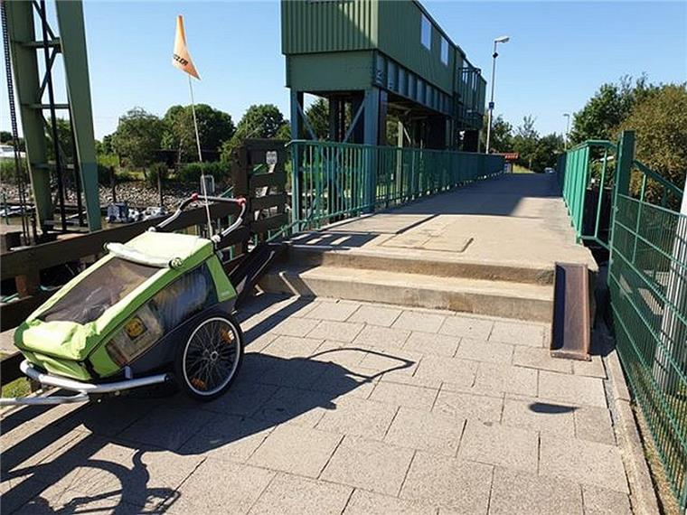 Bremerhaven: Am Tidesperrwerk ist Endstation für Rollstuhlfahrer Ohne fremde Hilfe kann man mit einem Kinderanhänger das Tidesperrwerk in Bremerhaven kaum passieren.