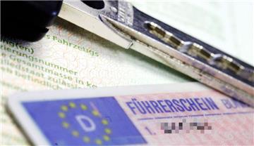 Ohne Führerschein einen Schwertransport zu begleiten, ist keine gute Idee.