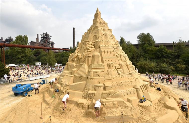 Weltrekordversuch mit Sandburg in Duisburg Ohne Geduld und Fingerspitzengefühl geht gar nichts: Künstler arbeiten in Duisburg an der größten Sandburg der Welt.
