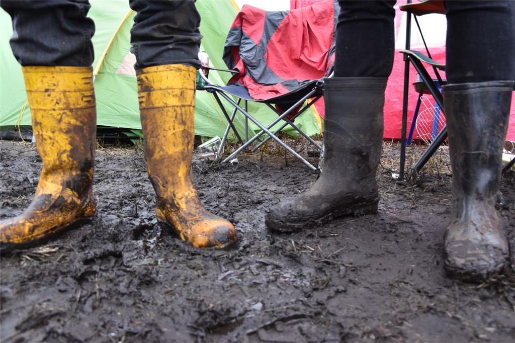 Ohne Gummistiefel geht beim Hurricane 2016 nichts. 