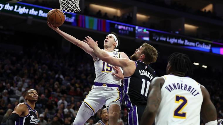 Reaves überragt bei Lakers-Sieg gegen Schröders Kings Ohne LeBron James und Luka Doncic lief bei den Lakers alles über Austin Reaves (Mitte).