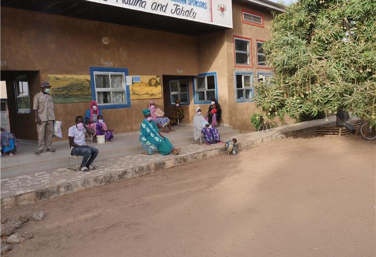 Masken für Gambia: Projekthilfe sammelt Spenden Ohne Maske kommt kein Patient in die Buschklinik. Die Projekthilfe Gambia sammelt in Deutschland Geld, um die Bevölkerung mit Masken ausstatten zu können.