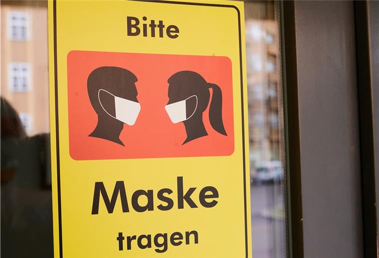 Dorum: Imbiss-Betreiber verstößt gegen Corona-Auflagen Ohne Maske und Mindestabstand hielten sich Gäste und Betreiber in dem Imbiss auf.