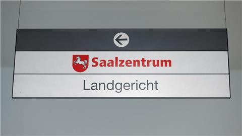 Ohne Medizinstudium soll eine junge Frau als Ärztin gearbeitet haben. Nun steht die mutmaßliche Hochstaplerin vor Gericht. (Symbolfoto)