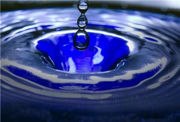 Ohne Wasser kein Leben. Trinkwasser ist des Menschen wichtigstes Lebensmittel. In manchen Gegenden der Welt herrscht Mangel daran, während damit hierzulande Pools gefüllt und Gärten gewässert werden.