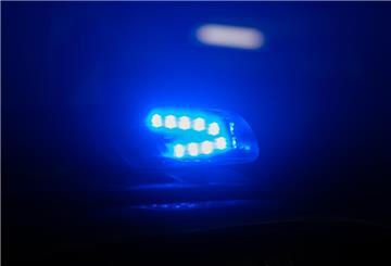 ARCHIV - 18.01.2024, Sachsen, Dresden: Blaulicht leuchtet auf dem Dach eines Polizeiautos. Ein Mann ist bei einer körperlichen Auseinandersetzung auf einem Parkplatz im Landkreis Schwäbisch Hall tödlich verletzt worden. (zu dpa: «Transporter überschlägt sich - Fahrer leicht verletzt») Foto: Robert Michael/dpa +++ dpa-Bildfunk +++