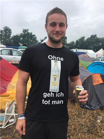 #ohnestrothmanngehichtotman - klare Ansage dieses jungen Mannes, der ein Bier tr...